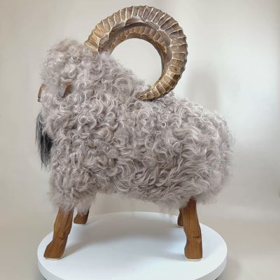 Prémiový dizajn ovčej stoličky absolútne unikátny kúsok „Rocky Pearl“ hodvábneho kozorožca