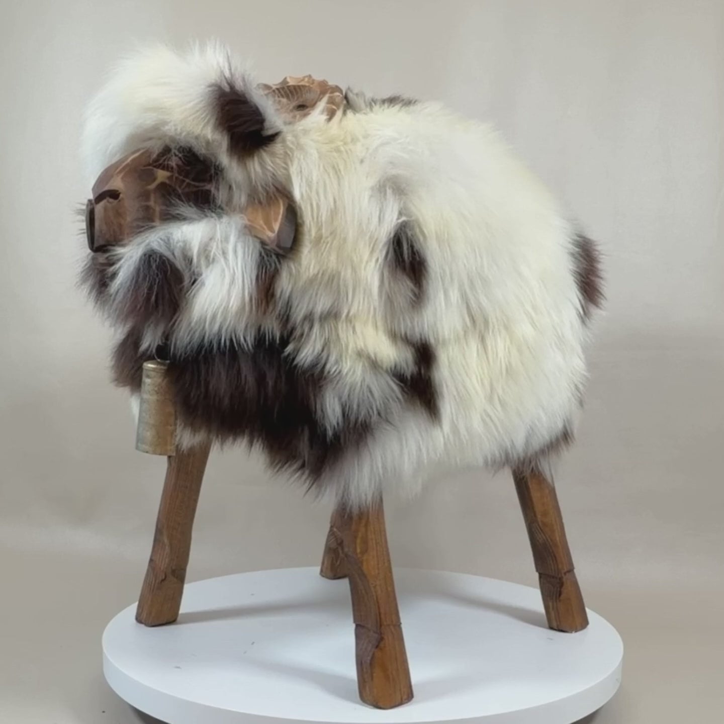 Video laden: absolutes Einzelstück Schafhocker Bua »Lennart« Designer Tierhocker