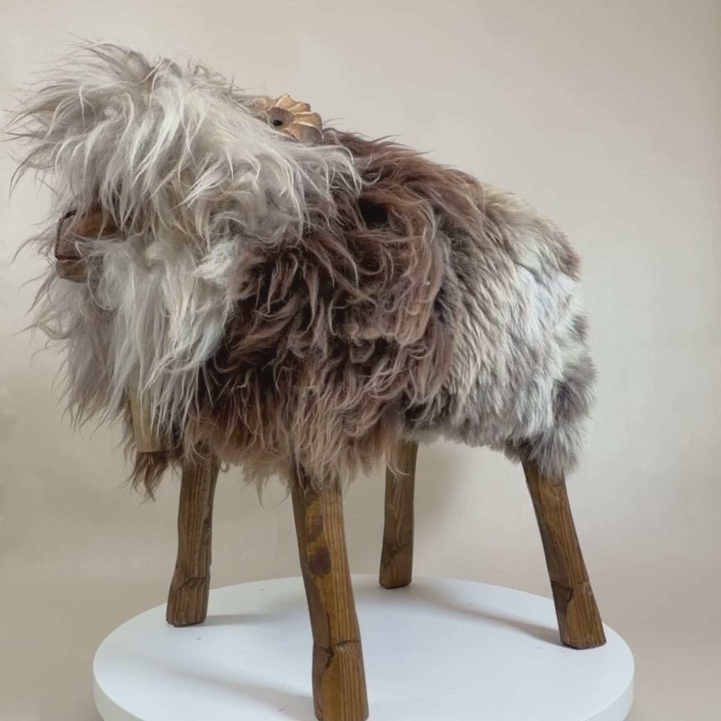 Video laden: absolutes Einzelstück Schafhocker Bua »Sigfried« limited Tierhocker