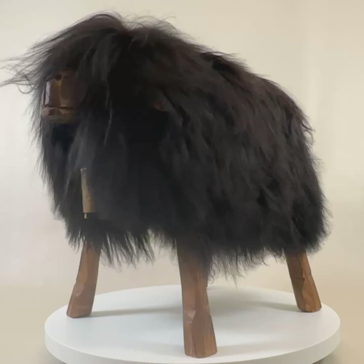 Video laden: Premium Design Tierhocker Schafhocker »Anna« das wilde Madl schwarz braun