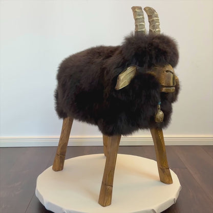 Banqueta 𓃶 "Zenzi, a cabra atrevida" urso marrom marrom