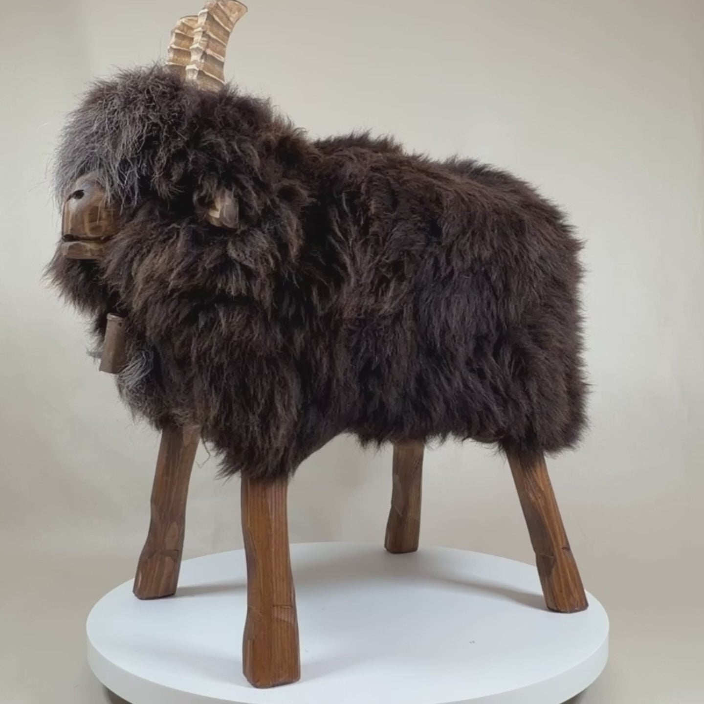 Video laden: Premium Design Tierhocker Schafhocker »Enzo« die freche Ziege Hocker braun grau