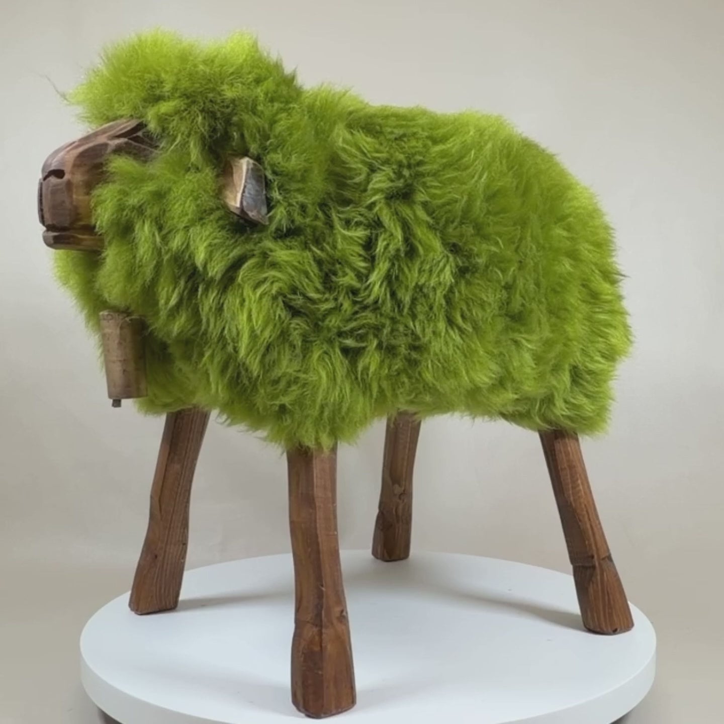 Video laden: Premium Design Tierhocker Schafhocker »Mimi« das freche Madl grün