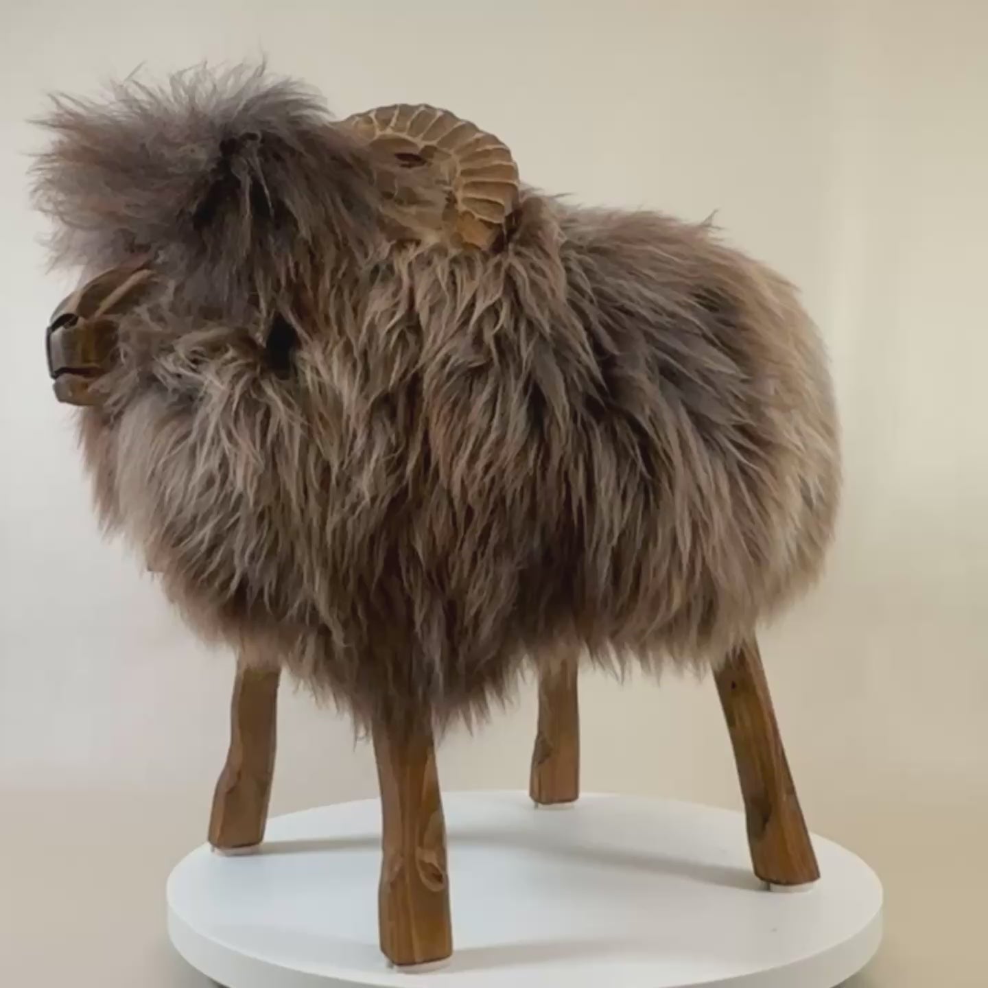 Video laden: Premium Schafhocker »Arthur« das freundliche Mufflon grau braun limited