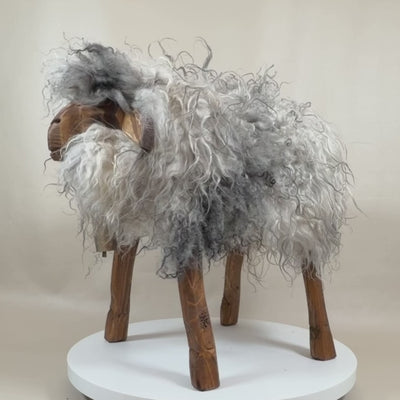Sgabello di pecora pezzo assolutamente unico “Penny” la ragazza selvaggia greige Locki