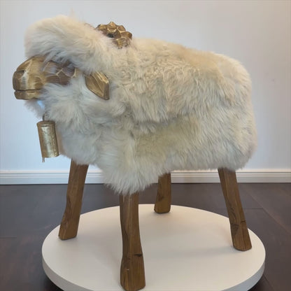 Ovčji stolac ➳ Toni the elegant Bua ➳ dizajnerski stolac u boji šampanjca životinjski stolac