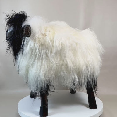 Premium Schafhocker  »Jolo« das Walliser Schwarznasenschaf