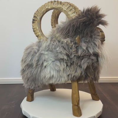 Banqueta para ovelhas de design premium “Hugo” o ibex cinza preto limitado